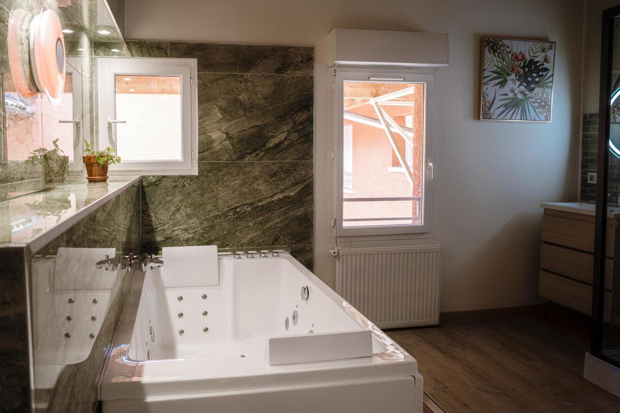 Appart Hotel Le 8 La Suite & Spa - Parking Gratuit - Mâcon Εξωτερικό φωτογραφία